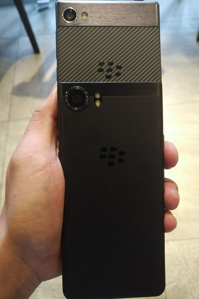 Leaked image of BlackBerry Mobile 'Kypton' smartphone, comparing it with the KEYone