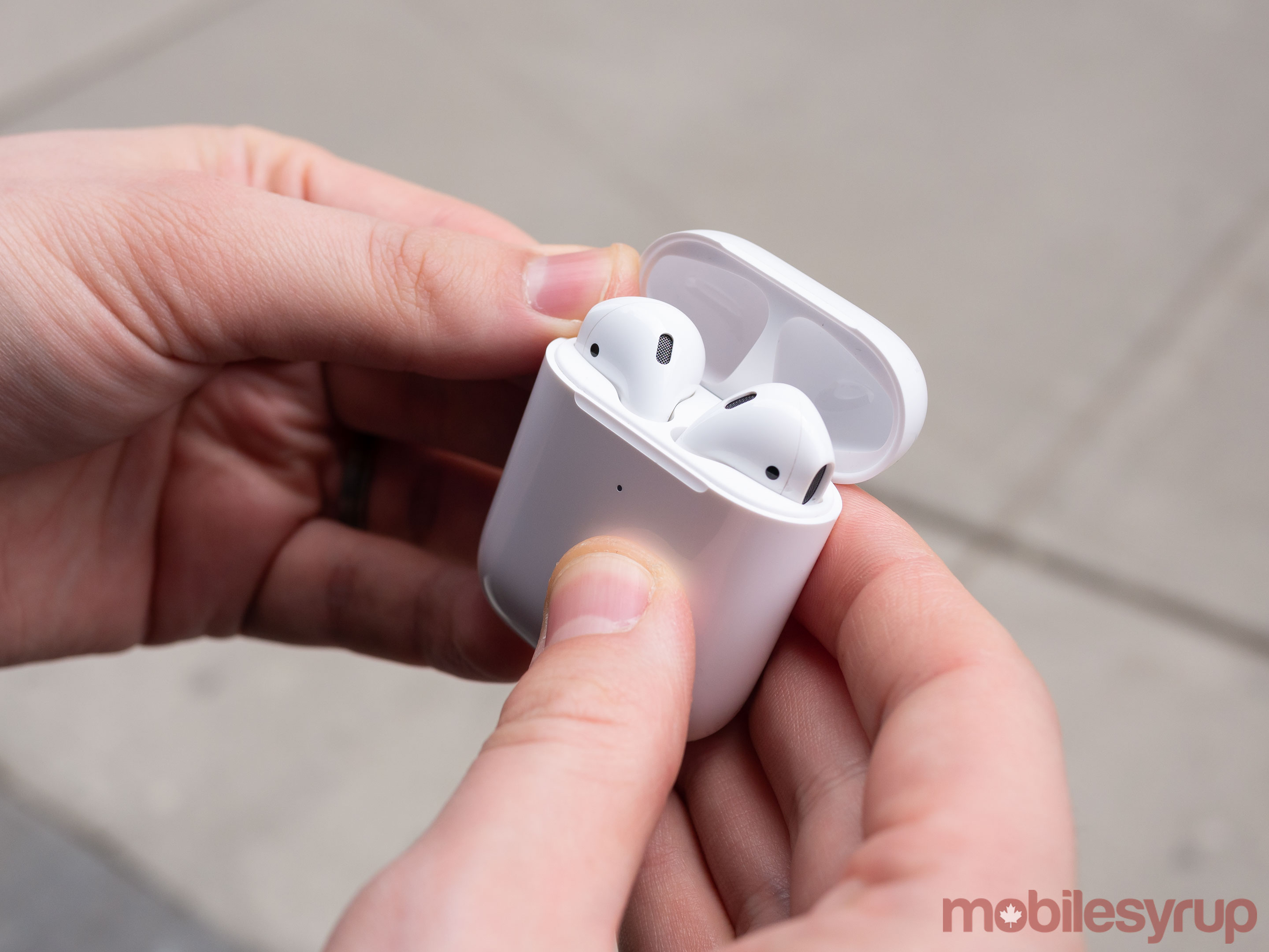 AirPods 2019 in wireless charging case